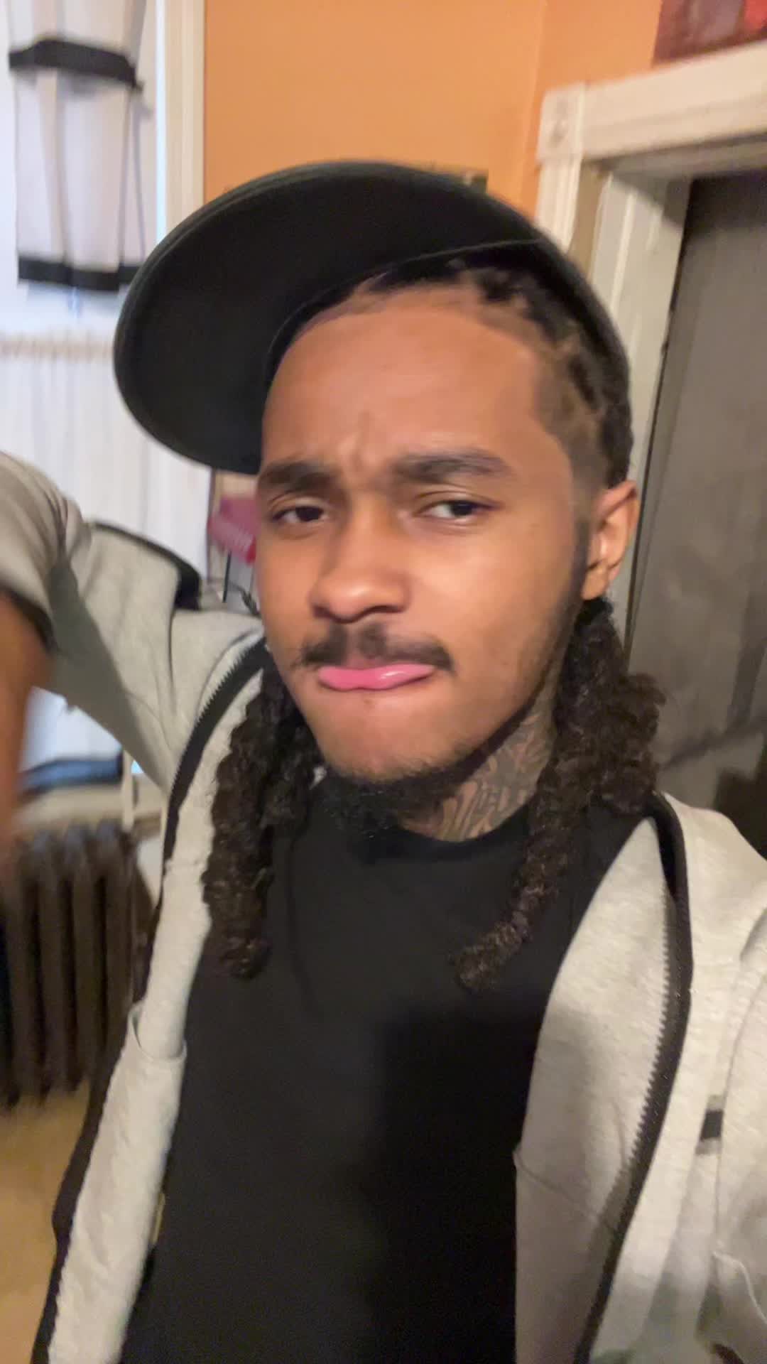@🎒