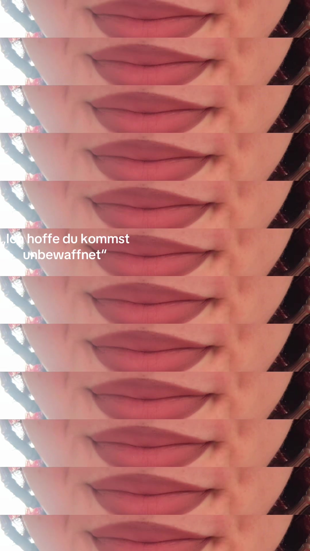 @>⩊<