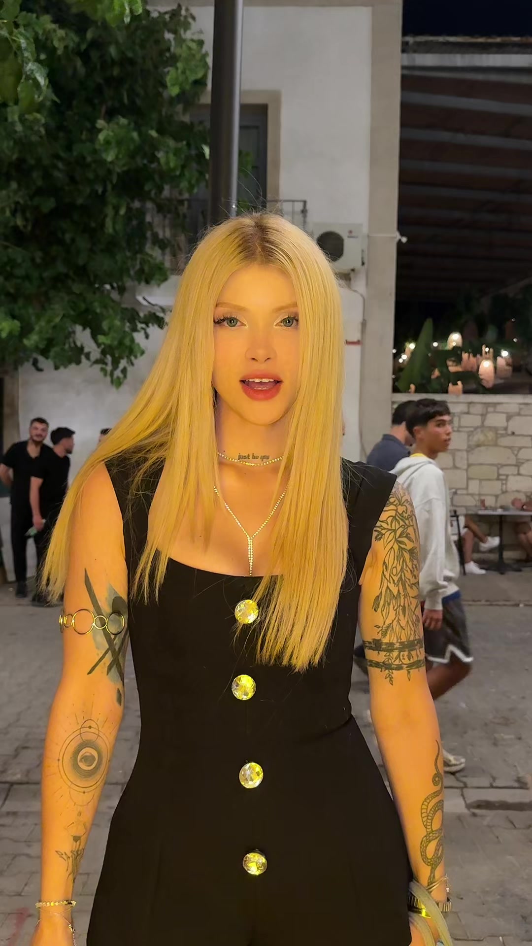 @Ayşeg&uuml;l