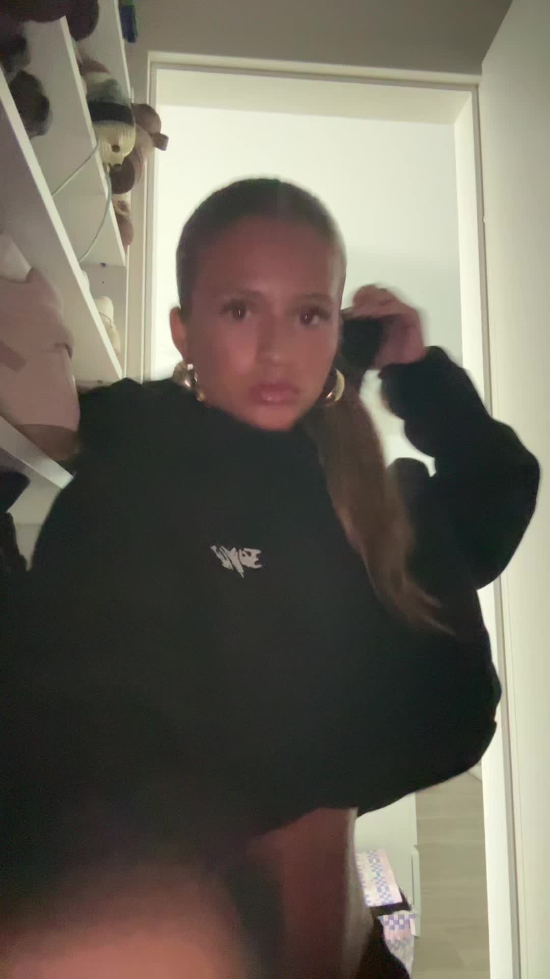 @🦍