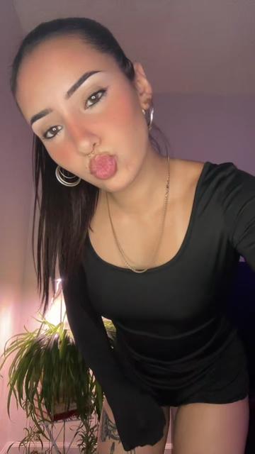 @AlexaFitg