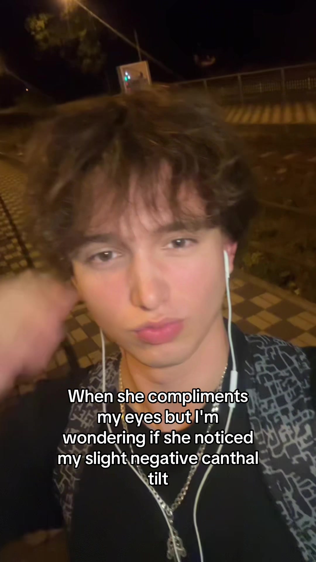 @•