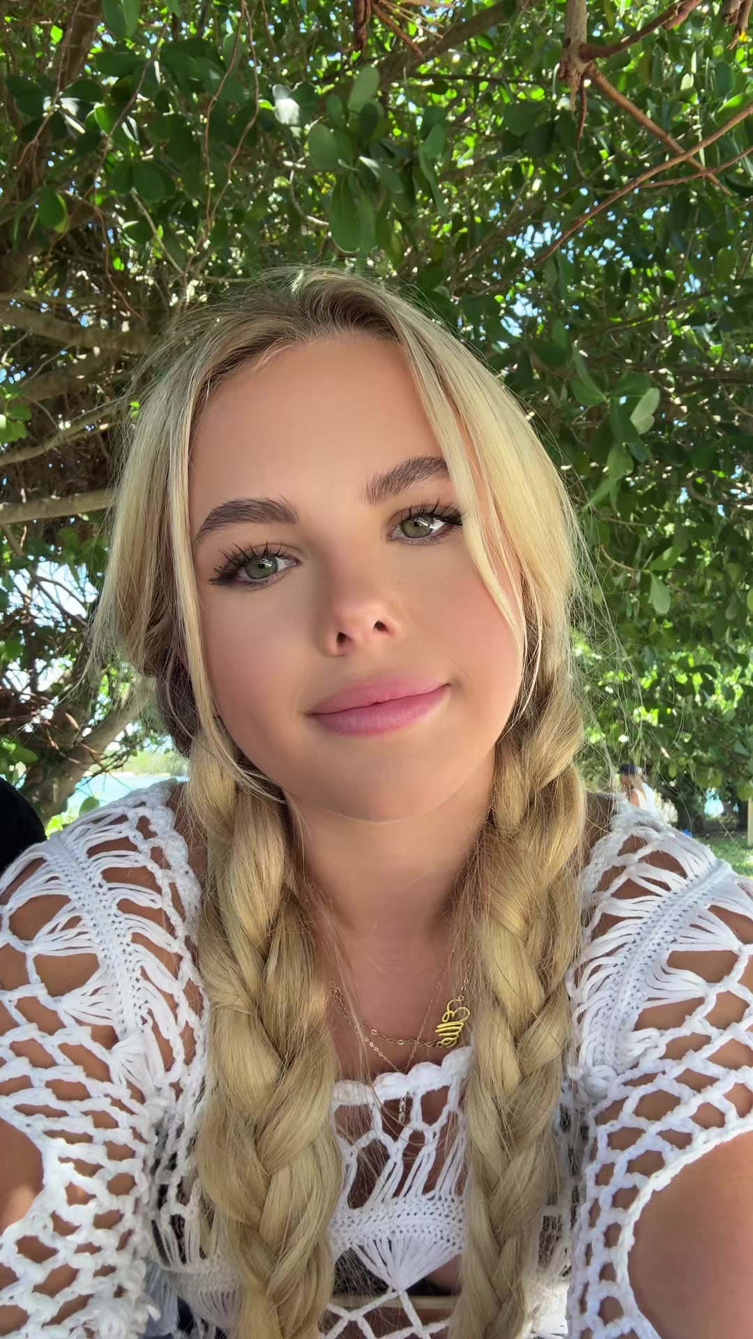 @elliebluegregoria