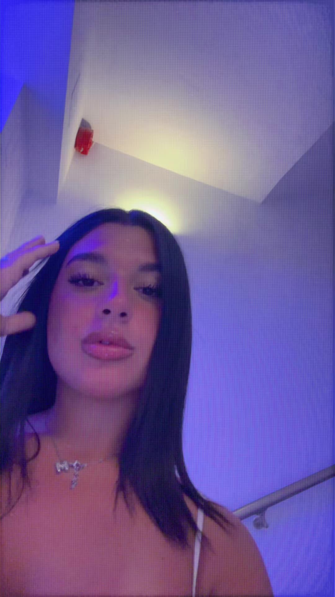 @_IlarySans_
