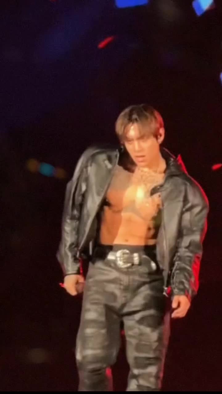 @Lov333kpop