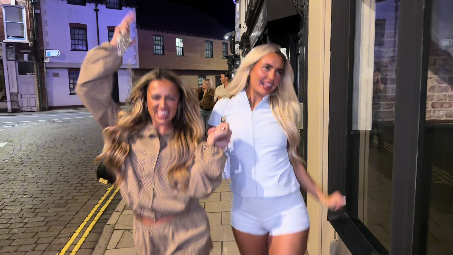@chlo.snelson