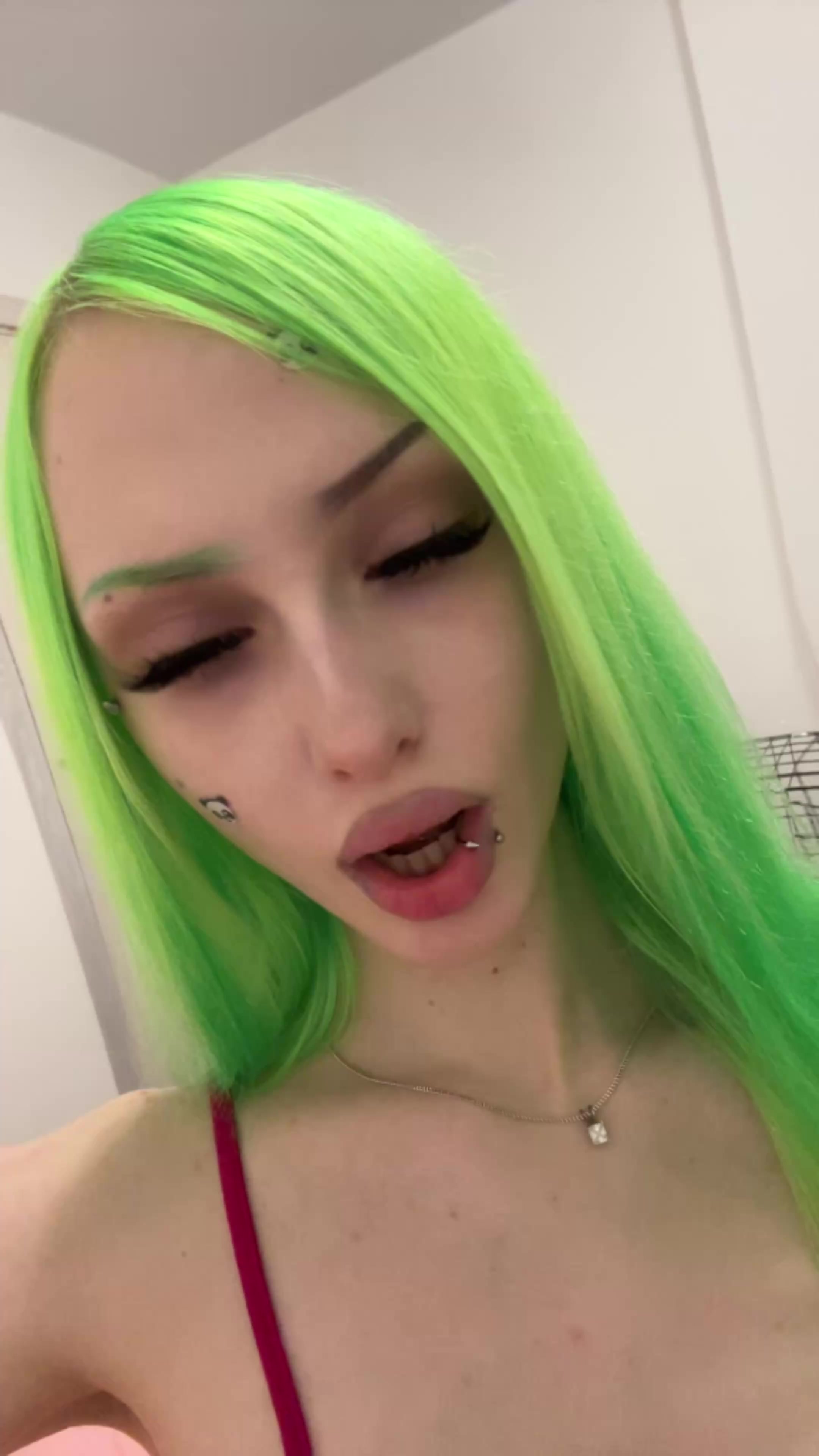 @🙎🏼&zwj;♀️