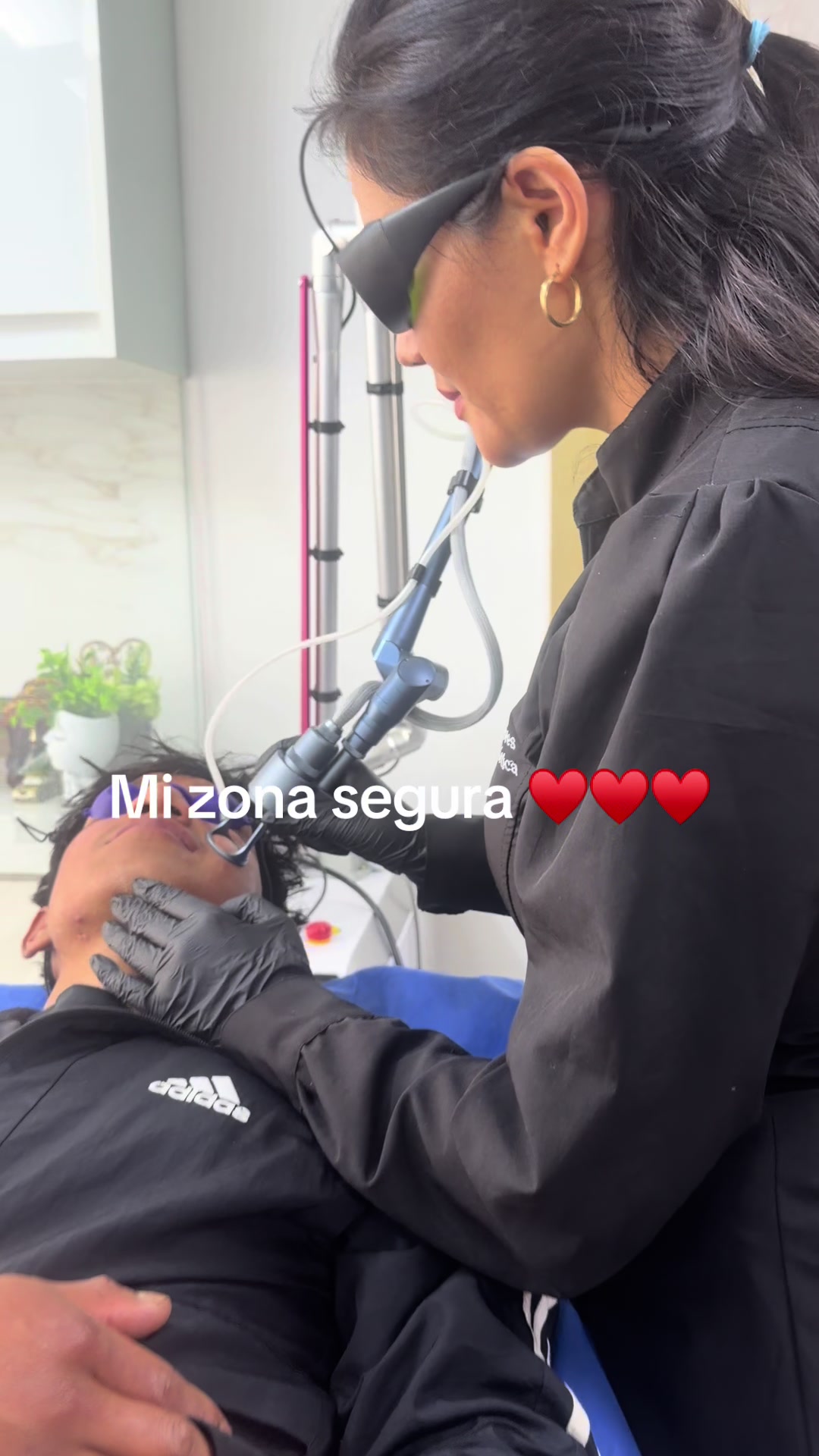 @Dra&ensp;Silvia&ensp;Lorena&ensp;FLORES&ensp;derma