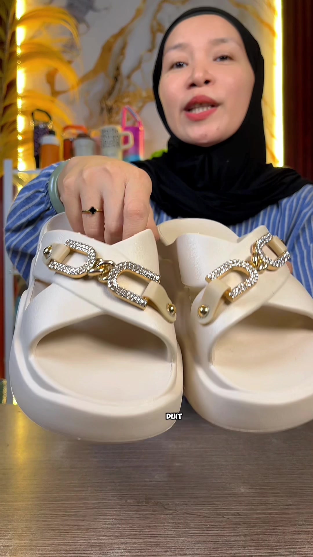 @LELI si paling TAS dan SANDAL