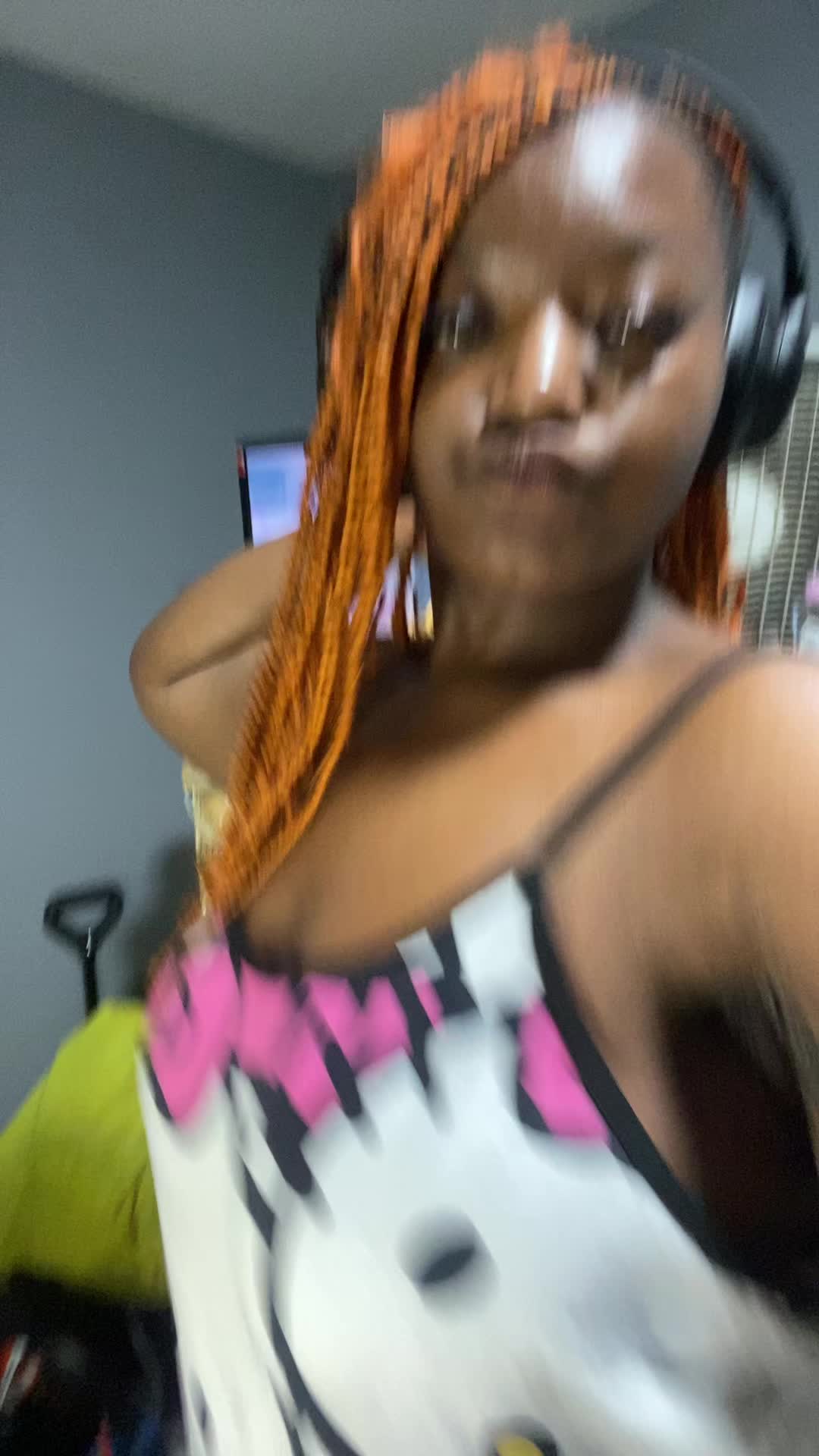 @liyah👩🏽❤️💋👩🏾
