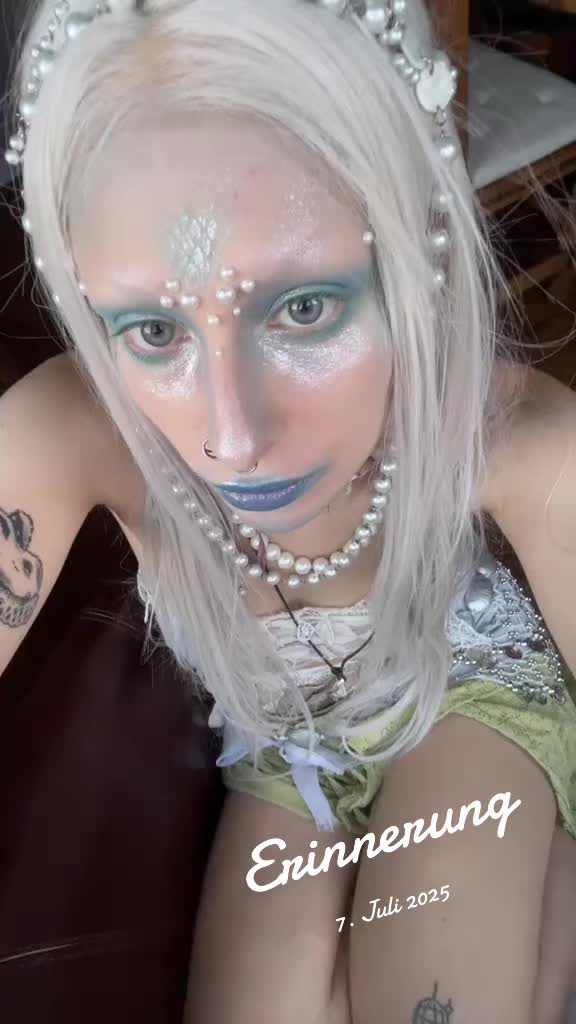 @weirdlywelldressed