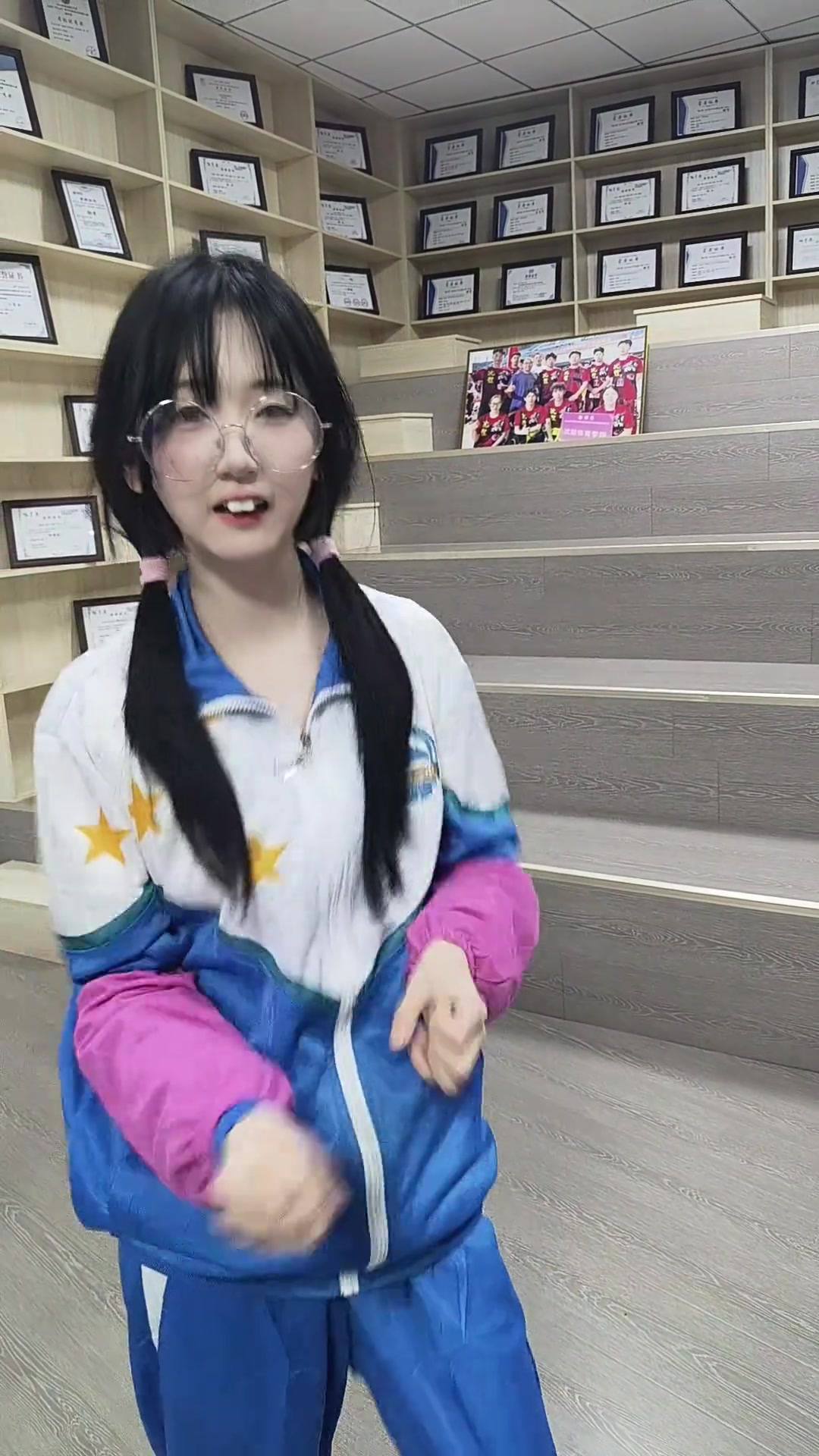 @明越