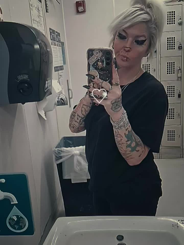 @Melanie Massacre 🦊