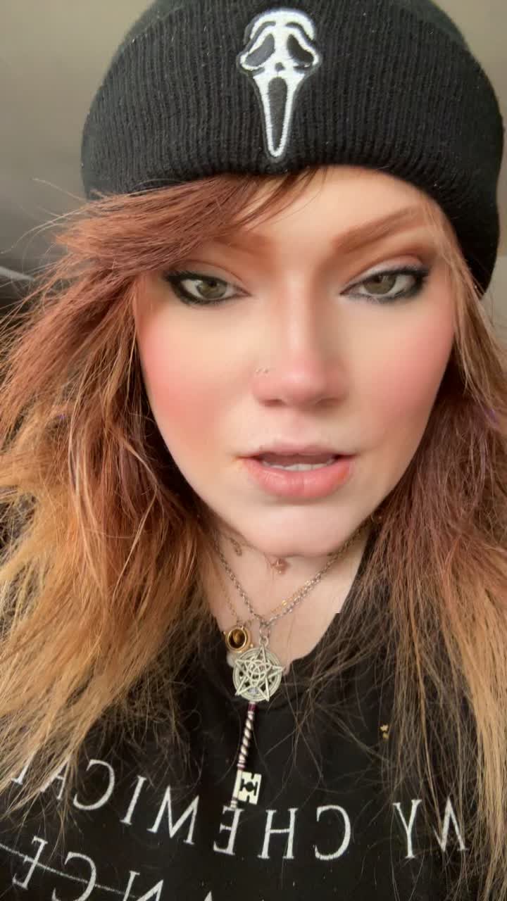@Caffeinated Red Panda 🖤