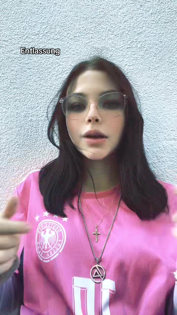 @~M