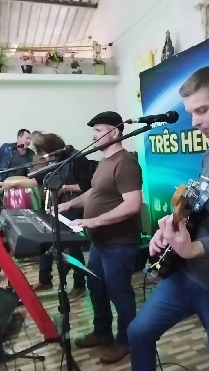 @Tr&ecirc;s Hermanos