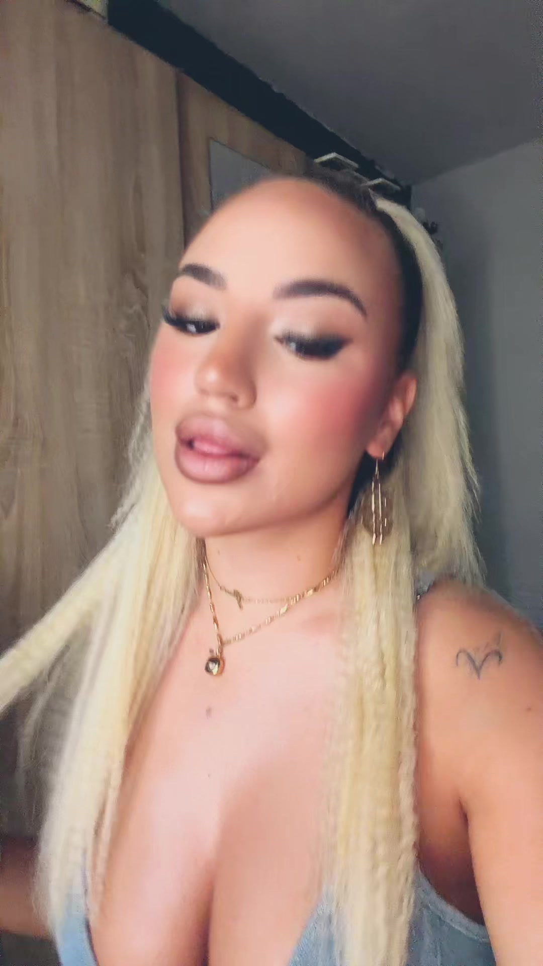 @🌴 𝐉 𝐎 𝐕 𝐀 𝐍 𝐀 🌴