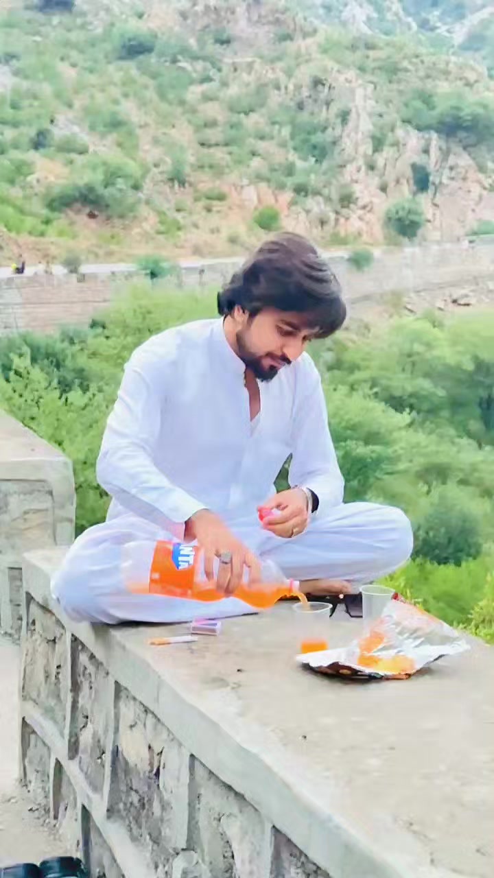 @HOZAIFA KHAN 😎