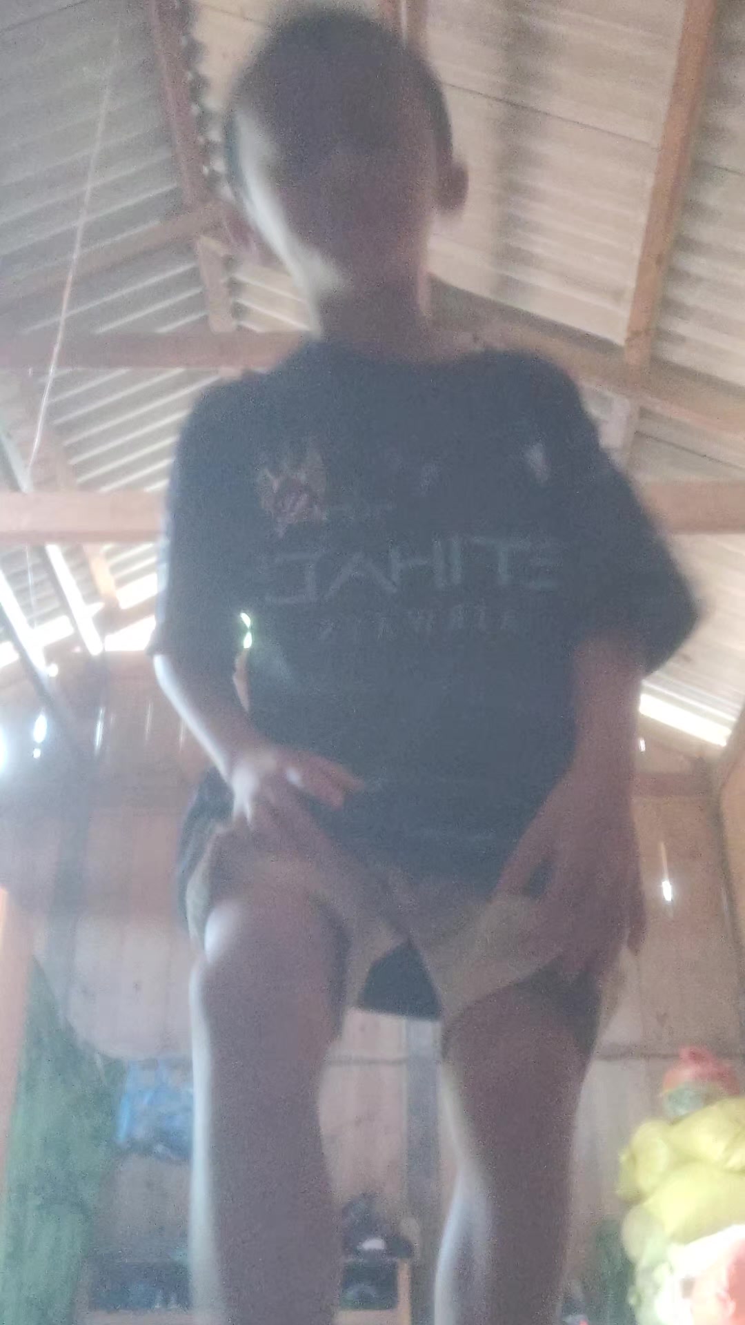 @cậu bé chơi gà