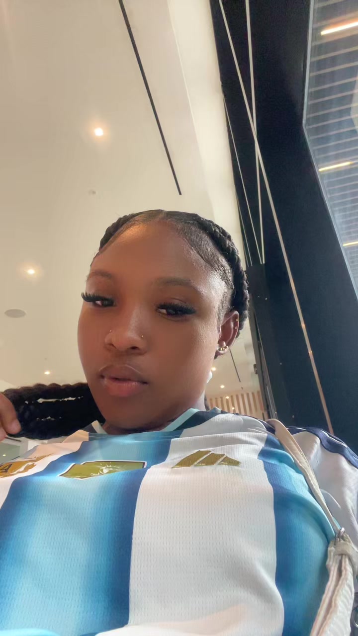@niaabaee__
