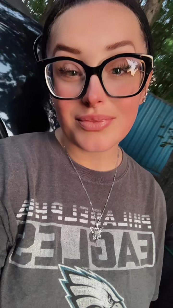 @JustASmallTownGirl🩷💜