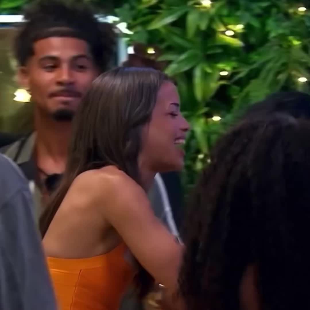 @melanieloveisland