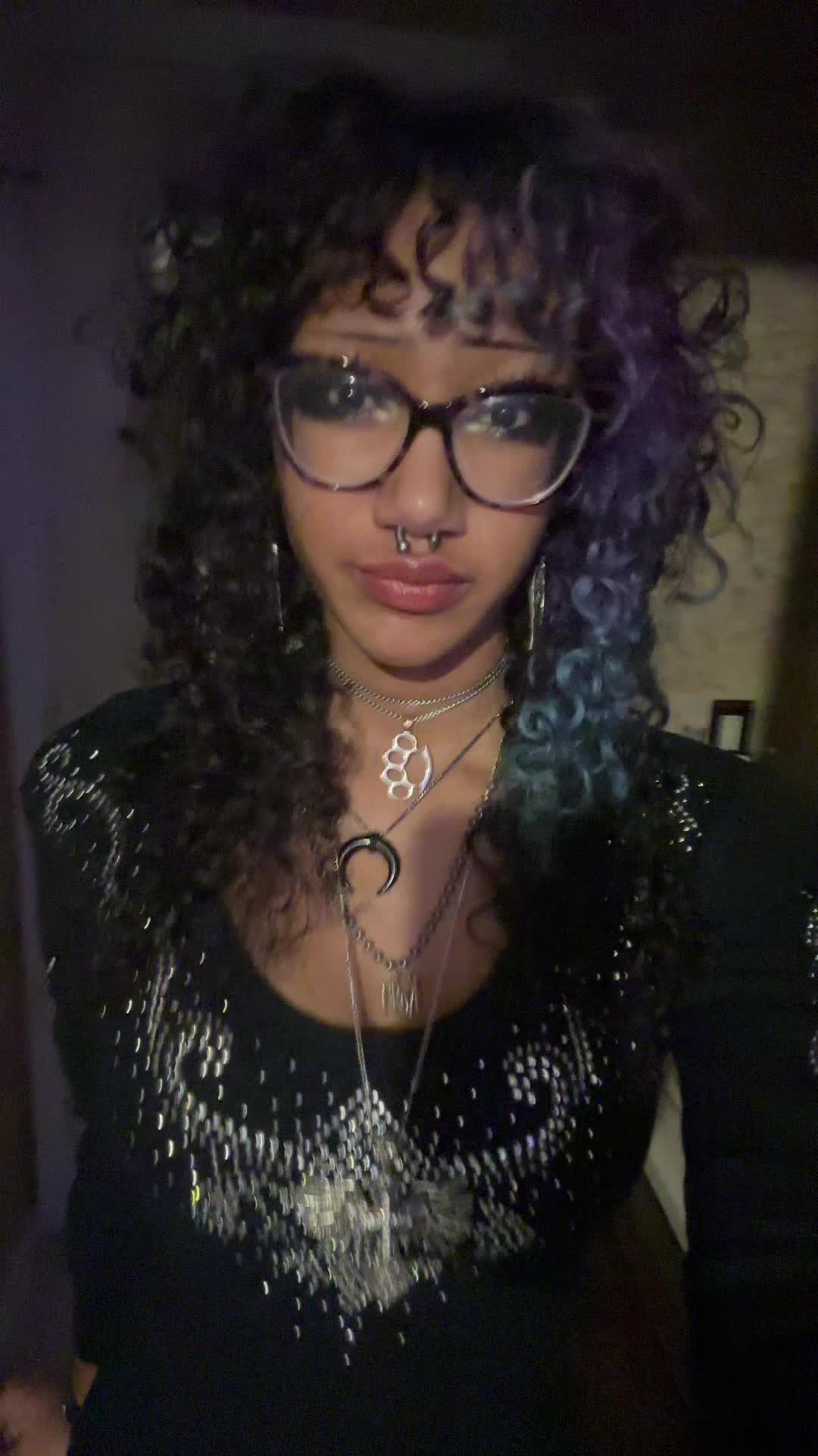 @>_<