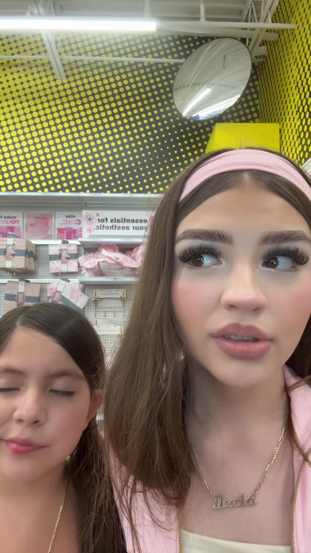 @Deliciaasisters
