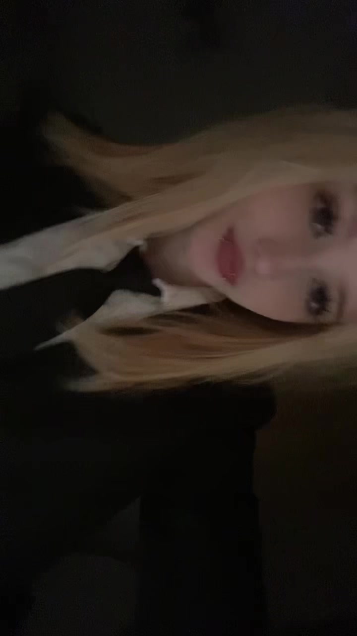 @>_<