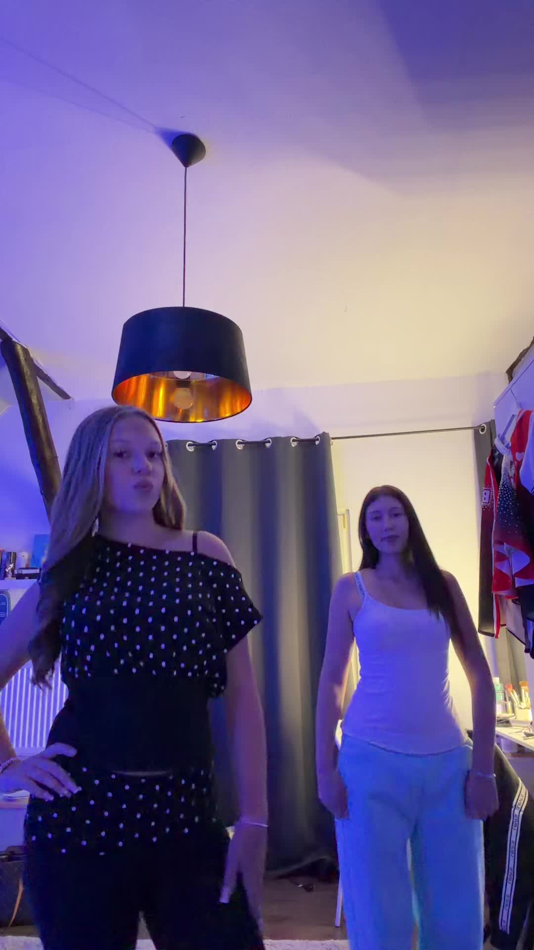 @𝐞𝐦𝐢𝐥𝐲𝐞𝐱𝐜𝐡𝐚𝐧𝐠𝐞𝟐𝟕