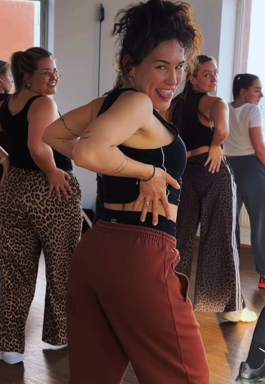 @eybailamiga