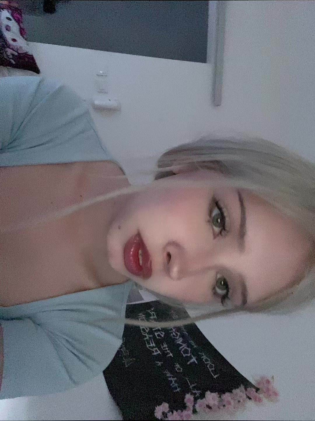 @👅