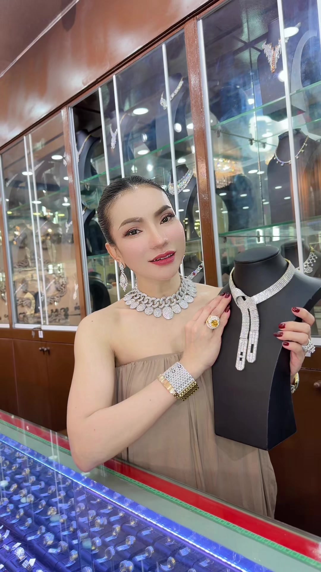 @ហាងមាសពេជ្រ ដាណាទ្រី