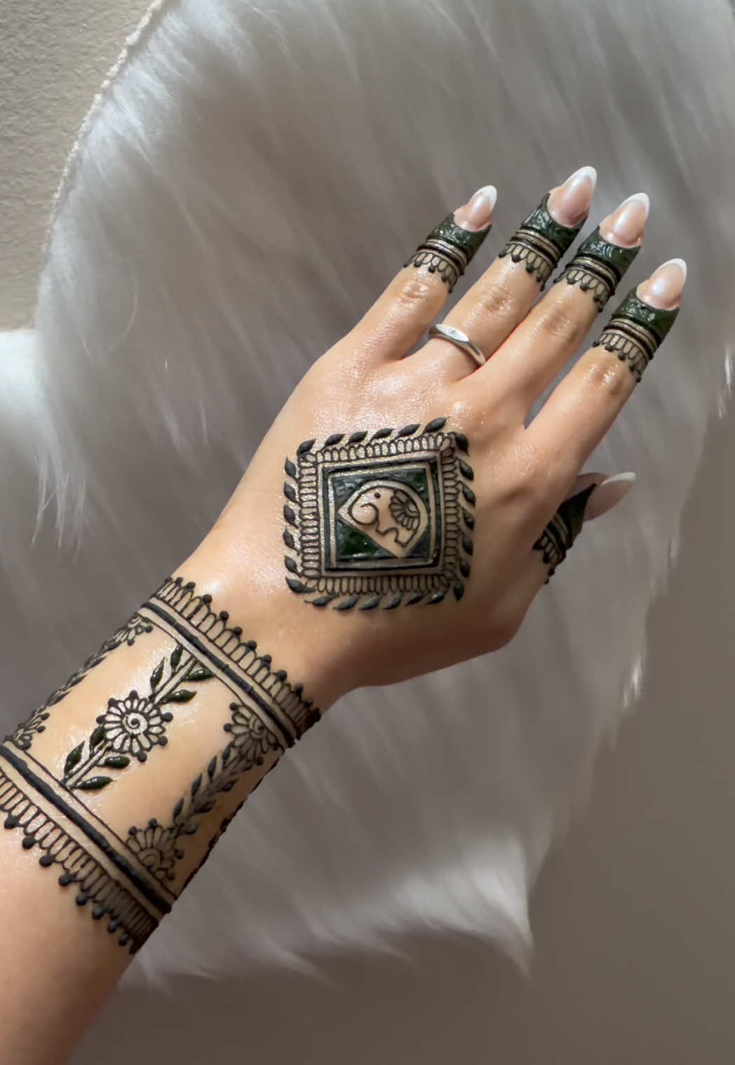 @charmsofmehandi