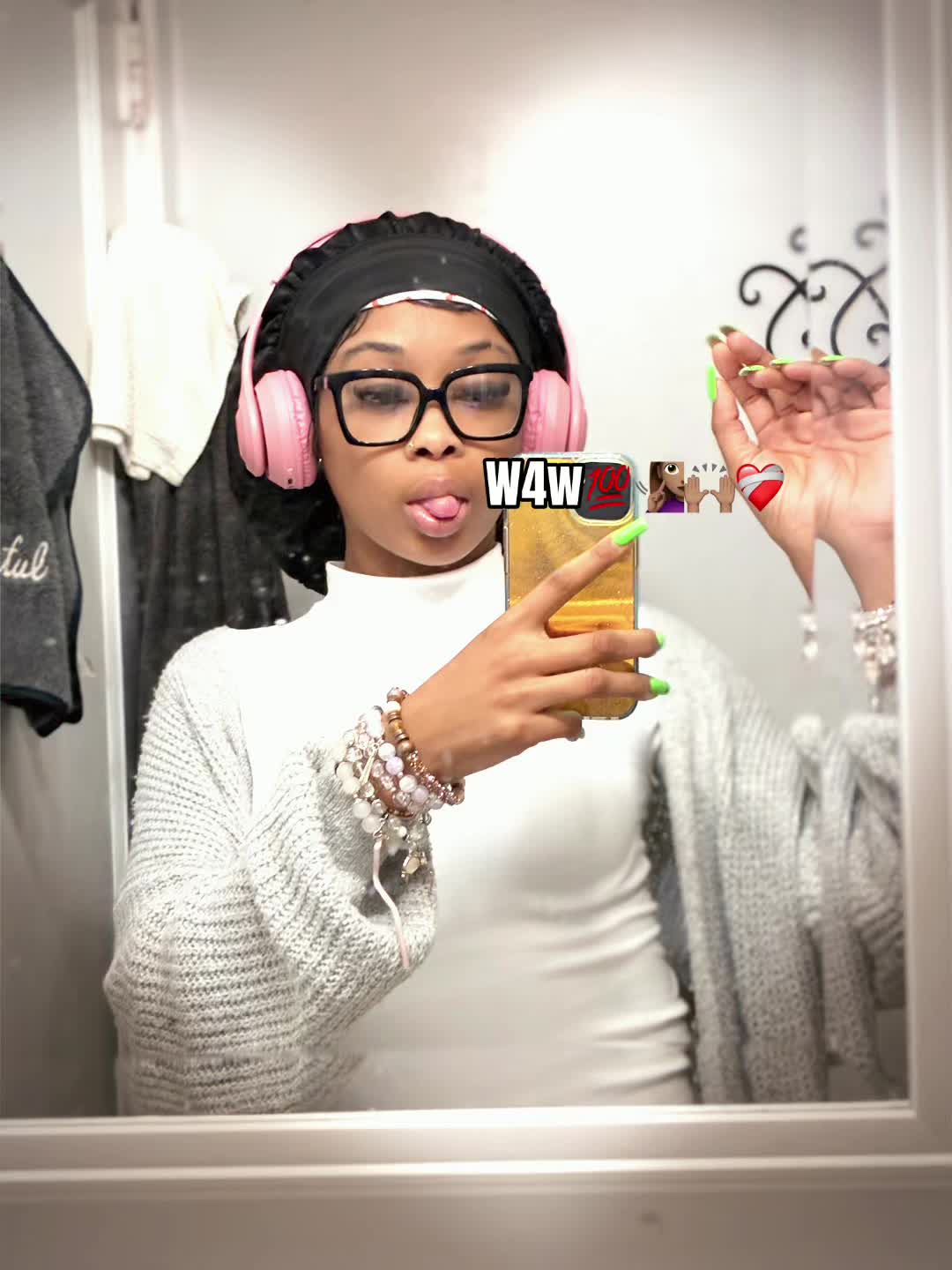 @_ms.h0lly_wood