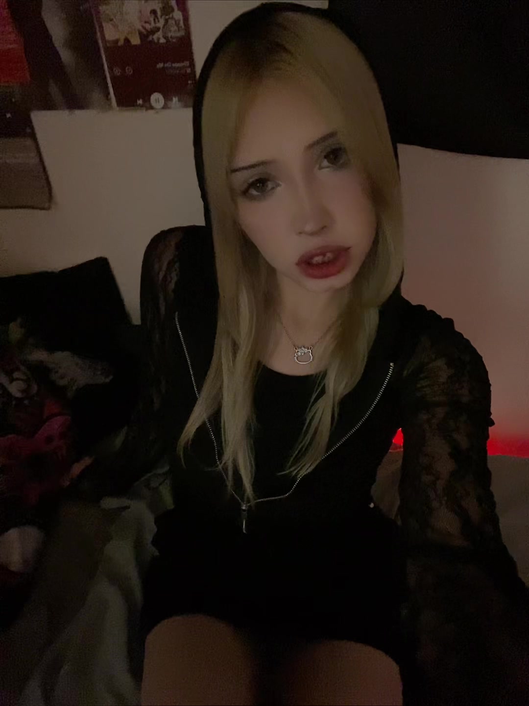 @👅