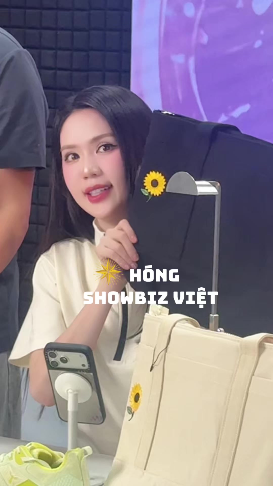 @H&oacute;ng Showbiz Việt