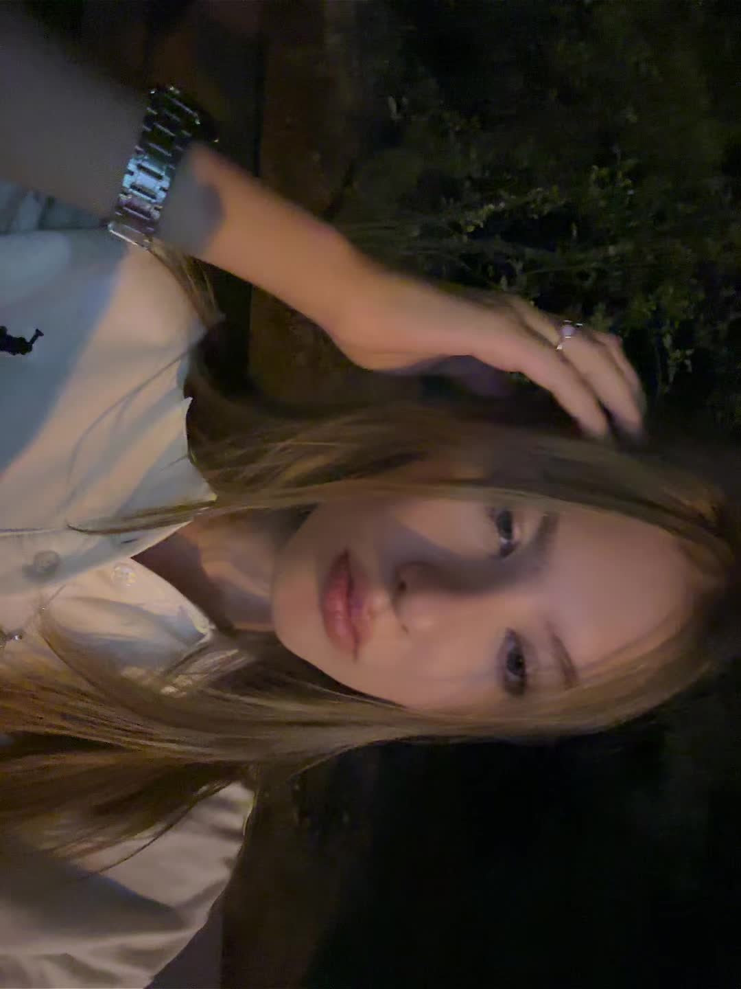 @<4
