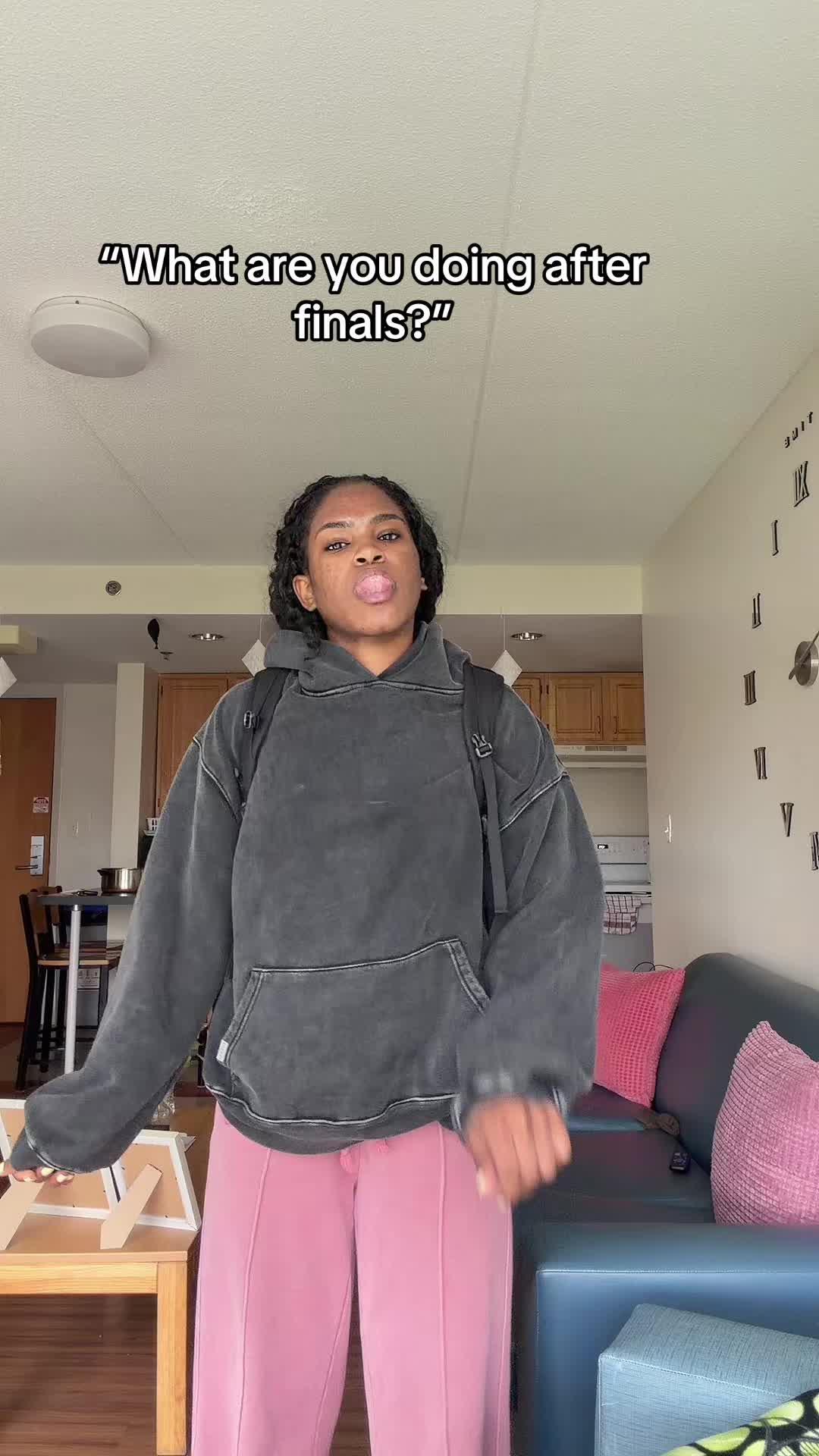 @•