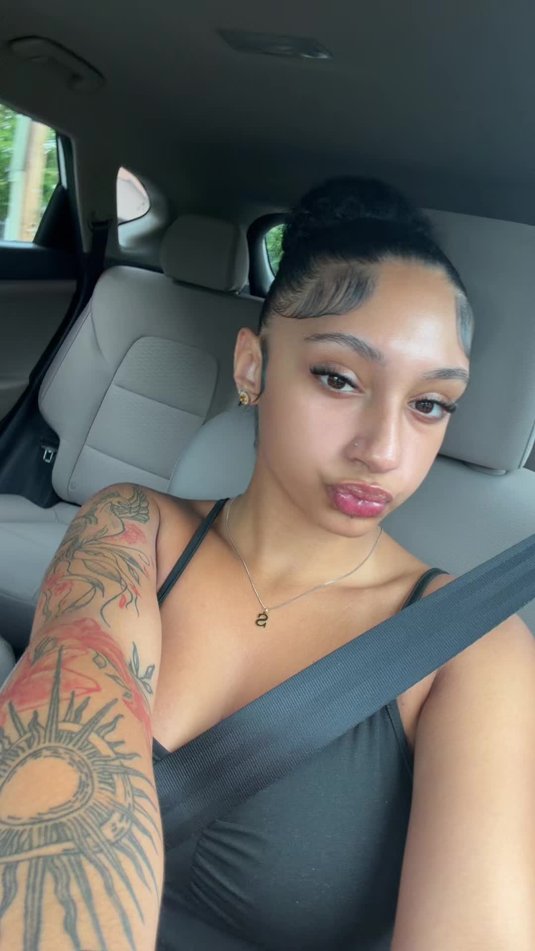 @🫰🏼