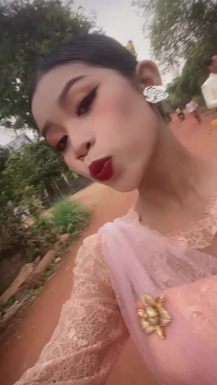 @យាយមាត់ធំ