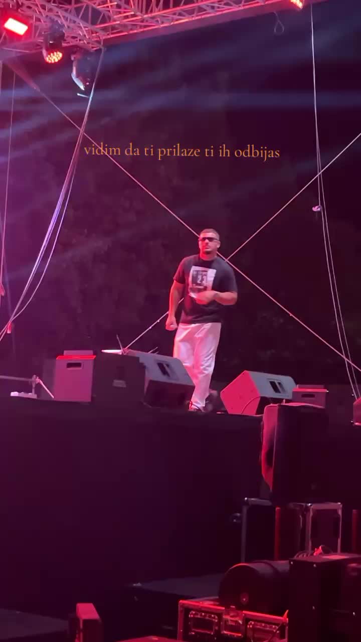 @𝐄