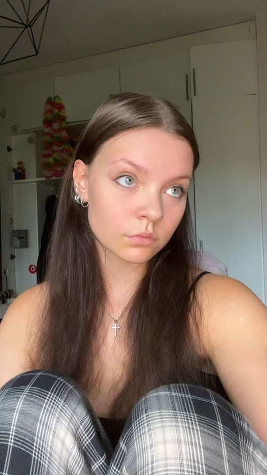 @Hymytyttö