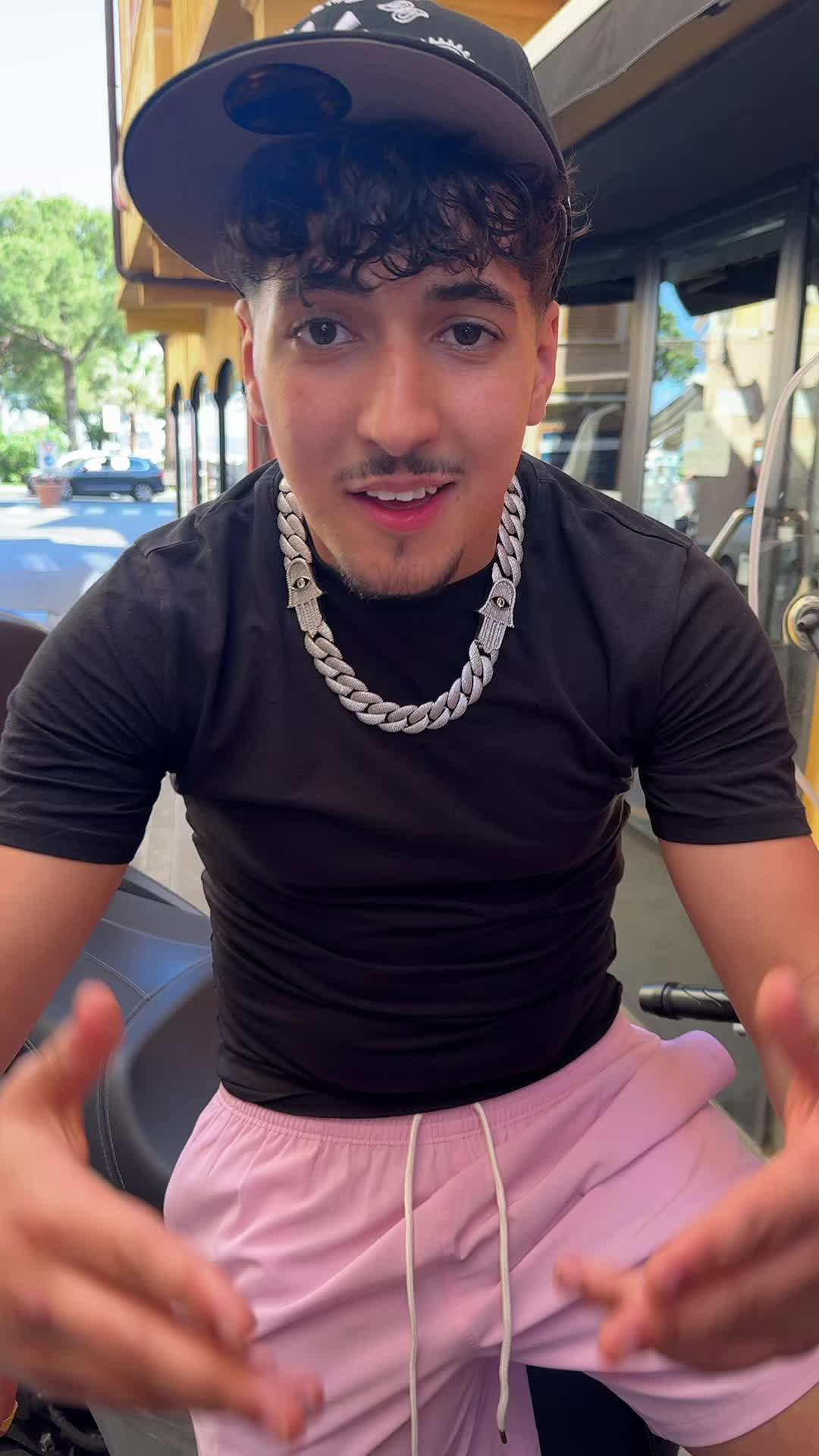 @MomiKings