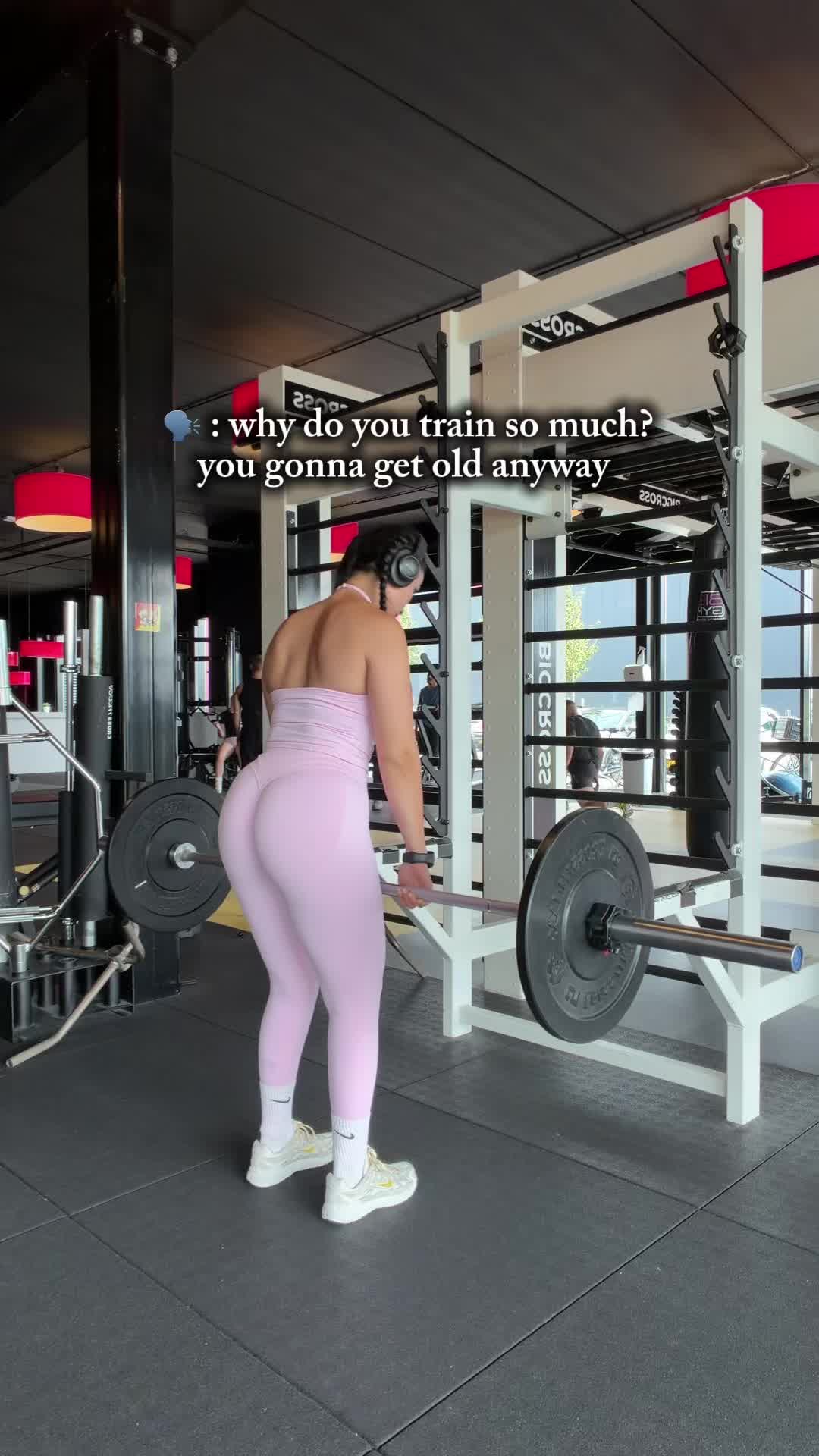@EllxFit