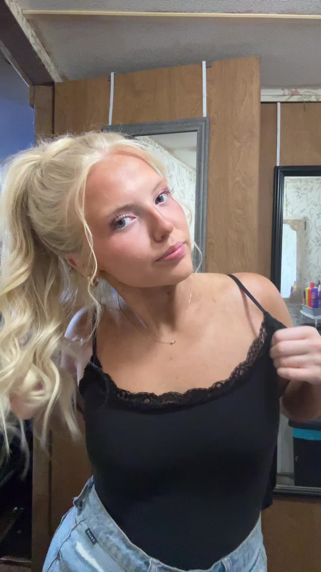 @👱🏼♀️