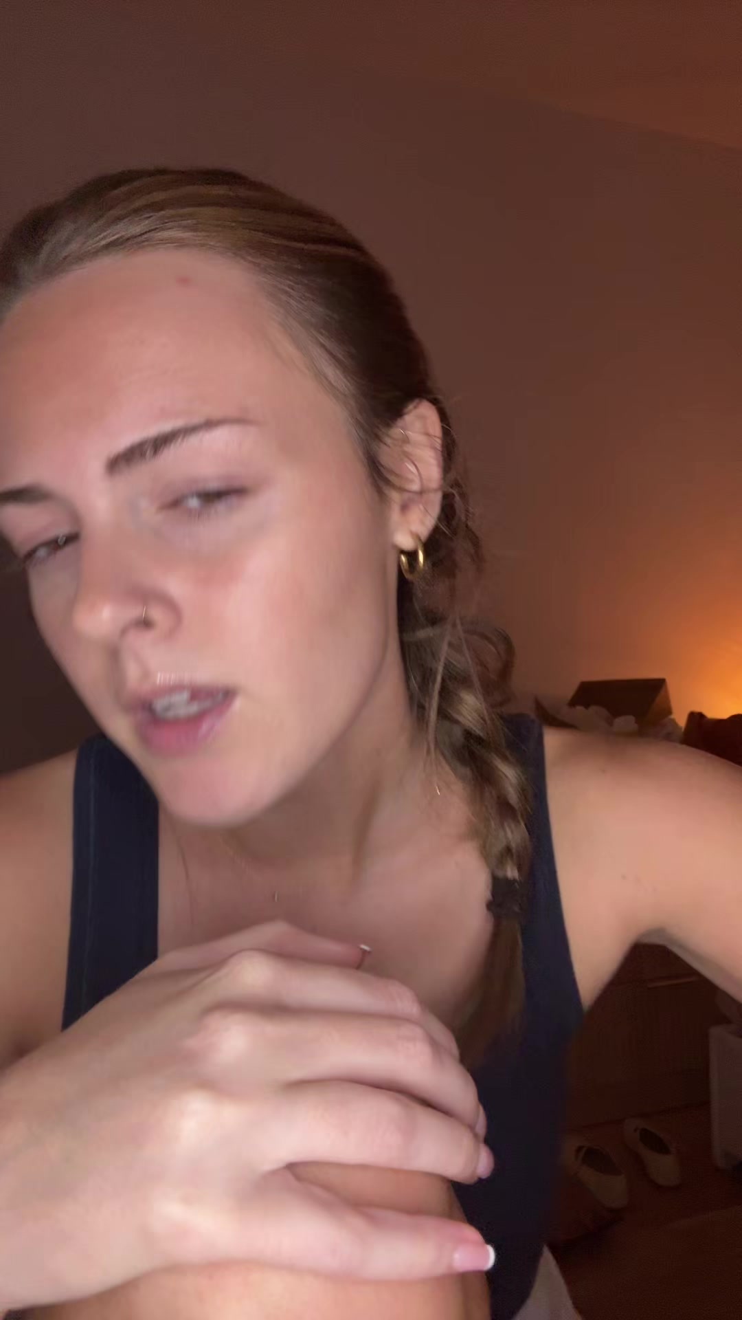 @🧍🏼&zwj;♀️