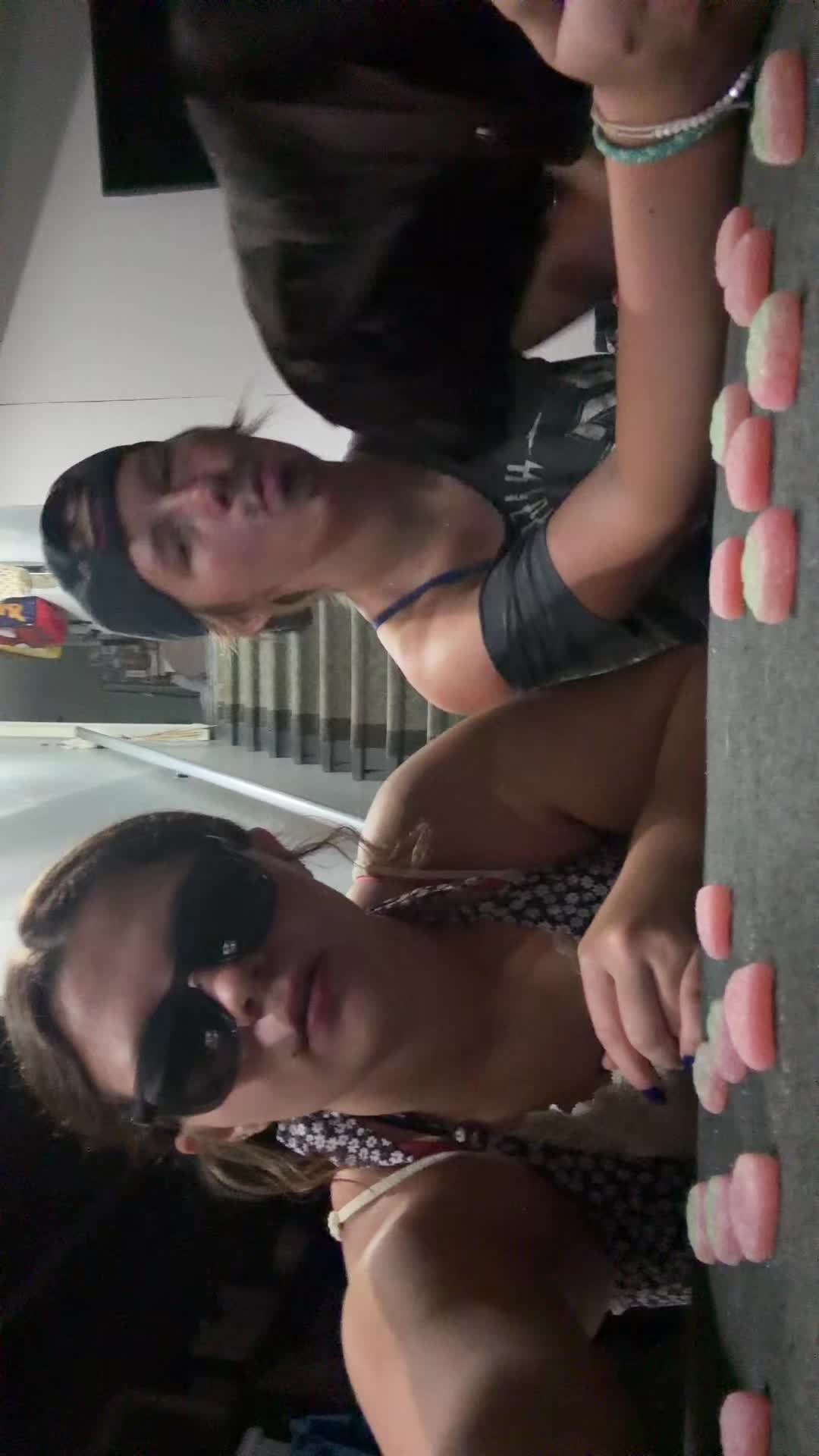 @itsbri_andlexi