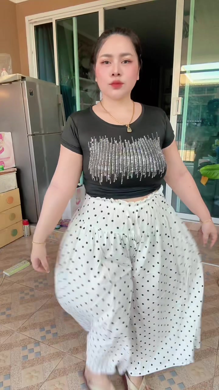 @ปุ้ยเอง สาวอวบที่ชอบแต่งตัวอะ