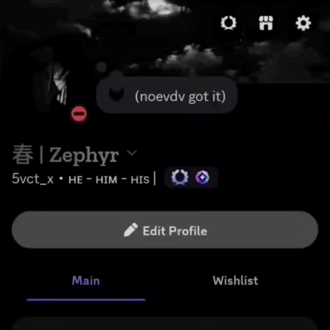 @>_<